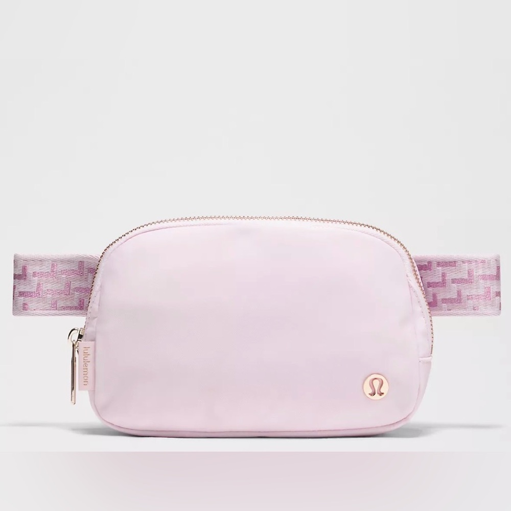 🆕 LULULEMON Everywhere Belt Bag 1L L Monogram Metallic NWT Blissful Pink/Gold - Picture 1 of 6